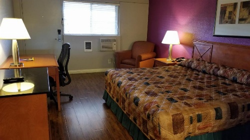Santa Fe Inn - Pueblo image 15